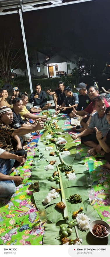 Makan Bersama Para Aparatur Kampung Cempaka Jaya Untuk Menyambut Tahun Baru Tahun 2026 di Kediaman Bapak Kepala Kampung Cempaka Jaya